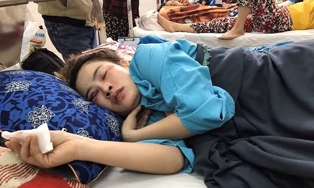 Như bị đánh trong quán bánh xèo sau khi lời qua tiếng lại với Khang