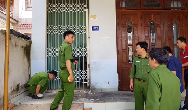 Gài mìn trước cổng nhà dân lúc rạng sáng