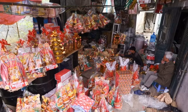Dịp Tết năm nay, cơ sở sản xuất hàng mã của anh Trần Văn Hải (Chương Mỹ, Hà Nội) đã cho ra lò hàng nghìn sản phẩm các loại, trong đó riêng đồ cúng ông Công ông Táo khoảng gần 3.000 bộ
