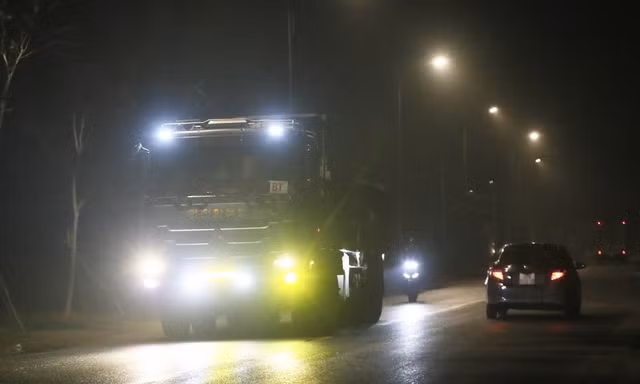 Ô tô tải lắp đèn led siêu sáng gây 'mù tạm thời' người đi ngược chiều