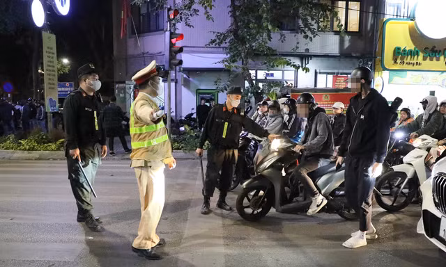 'Quái xế' tuổi học sinh cúi đầu hối lỗi khi gặp cảnh sát 141 hóa trang