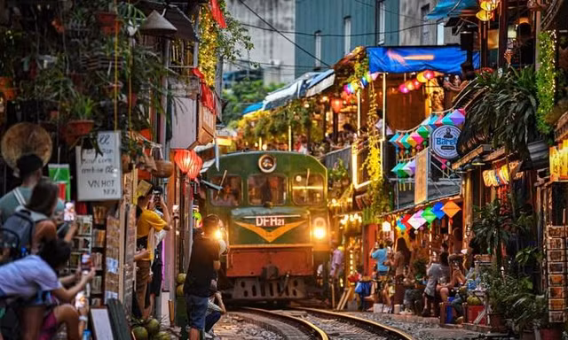 Cục Đường sắt kiến nghị Hà Nội dẹp cà phê đường tàu