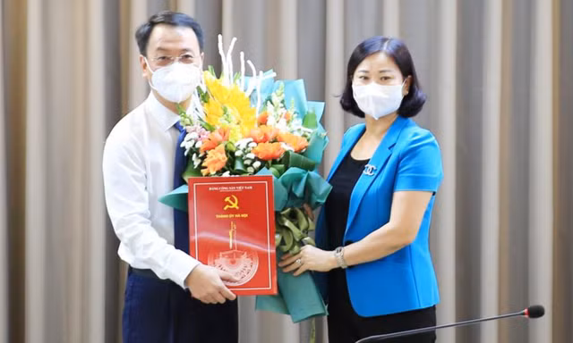 Phó Bí thư Thường trực Thành uỷ Hà Nội Nguyễn Thị Tuyến trao quyết định cho ông Trần Đình Cảnh