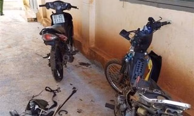 Hai xe máy của nhóm trộm chó bị đập phá