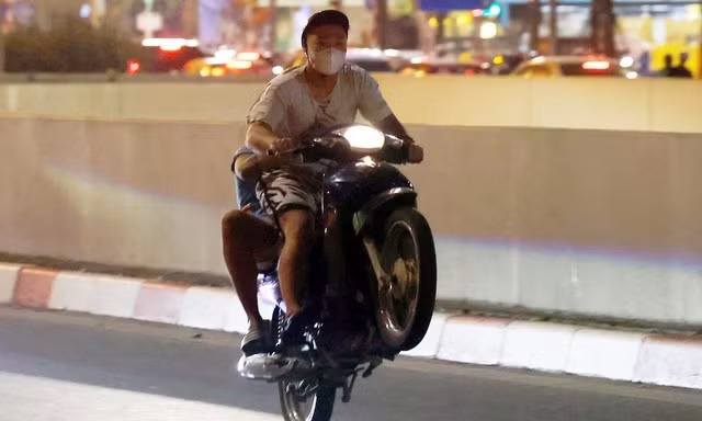 Hà Nội: Sống dọc cung đường 'quái xế' đua xe, thấy tiếng gầm rú là tim ngưng đập