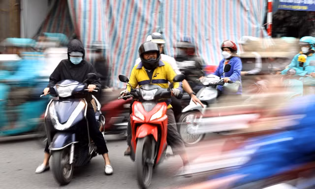 Dỡ barie ngõ nhỏ, người đi xe máy 'cắt' ngang dòng phương tiện để lên cầu vượt