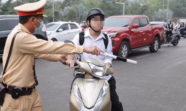 Vội đi thi, nam sinh lớp 11 ở Hà Nội lấy xe máy của bố đến trường