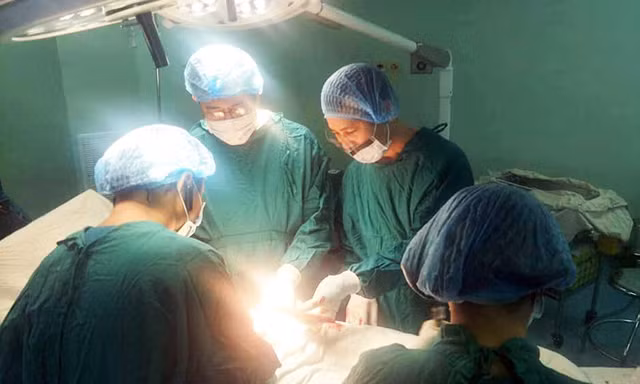 Người phụ nữ nghi bị em trai cầm kéo đâm thủng bụng