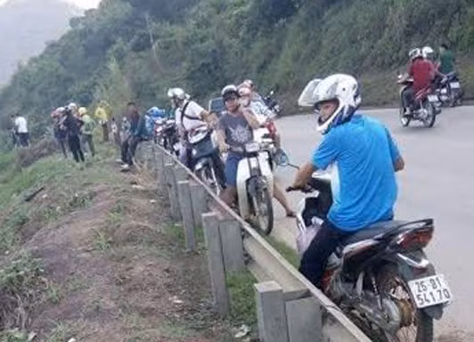 Nhiều người dân tò mò trước sự việc