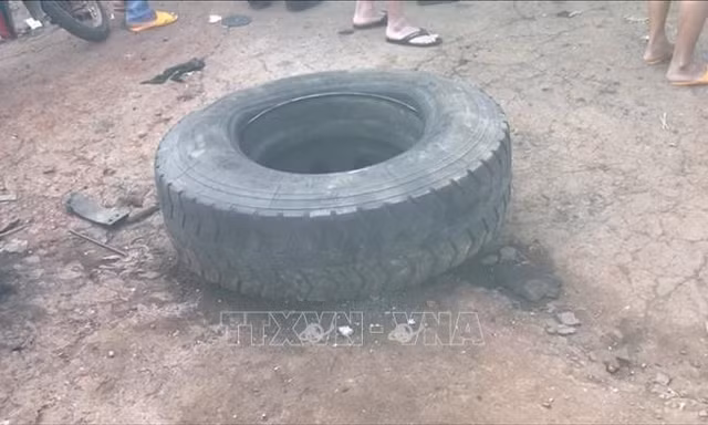 Đang sửa xe, chủ garage bị lốp ô tô rơi trúng đầu tử vong