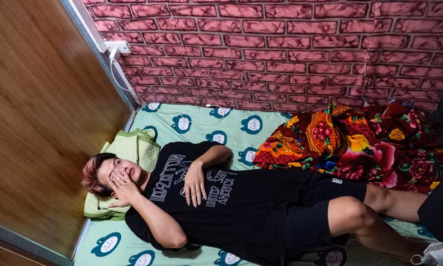 Cuộc sống bên trong những căn phòng trọ hộp diêm chỉ 3m2 ở Hà Nội