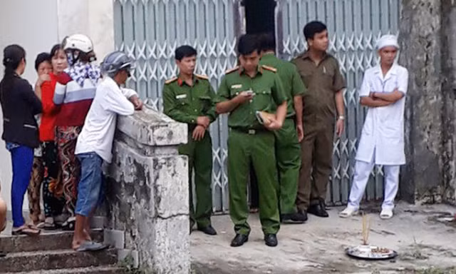 Thi thể nạn nhân được đưa vào nhà xác Bệnh viện Thới Bình để khám nghiệm pháp y
