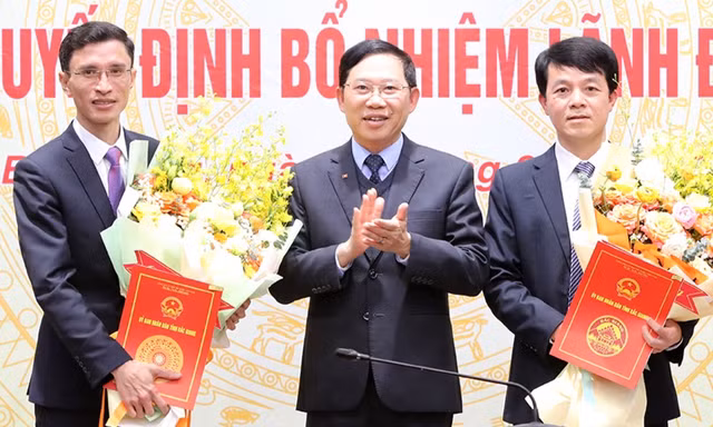 Chủ tịch UBND tỉnh Bắc Giang Lê Ánh Dương trao Quyết định và tặng hoa chúc mừng cho tân Giám đốc Sở Giao thông vận tải và Sở Lao động - Thương binh và Xã hội.