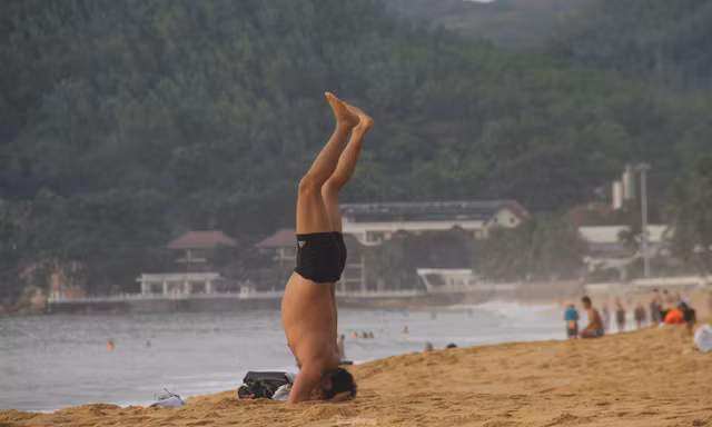 Người dân Quy Nhơn vui vẻ rủ nhau tắm biển sớm sau nhiều ngày giãn cách