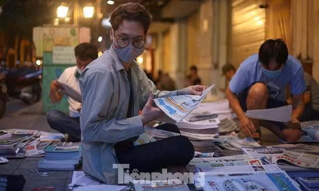  Nhộn nhịp 'chợ báo giấy' buổi sớm tinh mơ