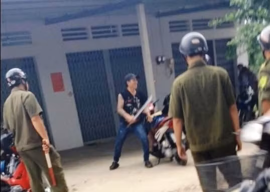 Cầm mã tấu chém 4 nhát vào đầu công an