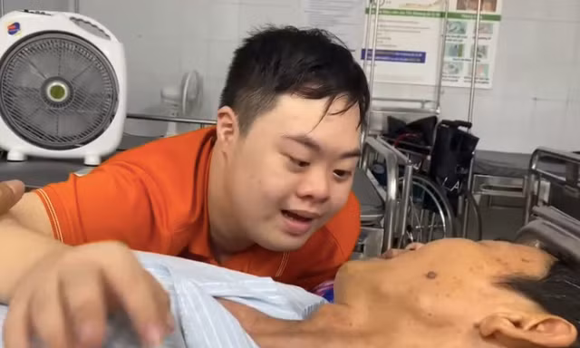 Câu hỏi của con trai mắc bệnh Down khiến cha đang nằm viện 'cười mãi không thôi'