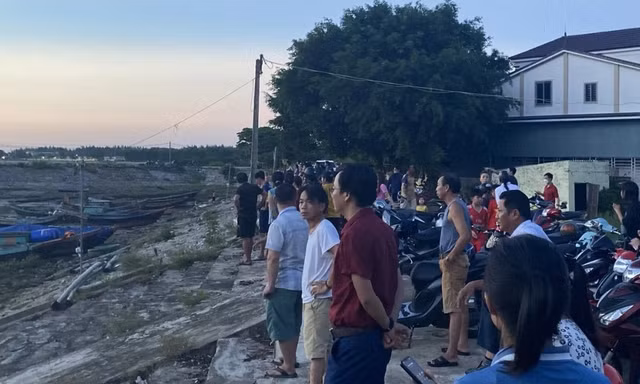 Vụ bé trai 4 tuổi mất tích: Phát hiện dép, cả trăm người tìm kiếm trong đêm