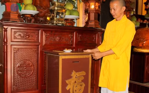 Thùng công đức tại chánh điện bị kẻ trộm dùng dây có chất keo để lấy tiền.