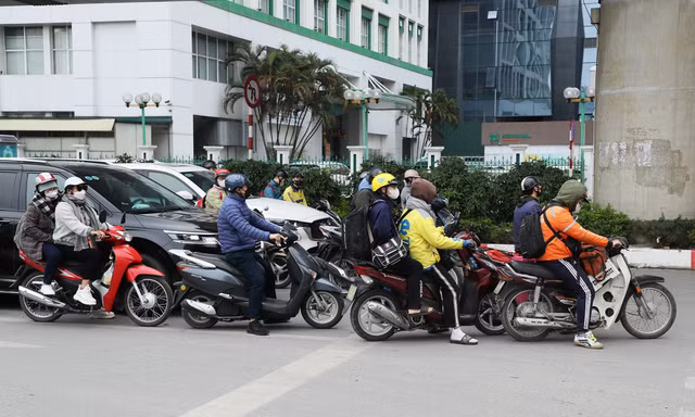 Dừng đèn đỏ kiểu 'khôn lỏi' ở Hà Nội, tài xế ngỡ ngàng khi nhận phiếu phạt