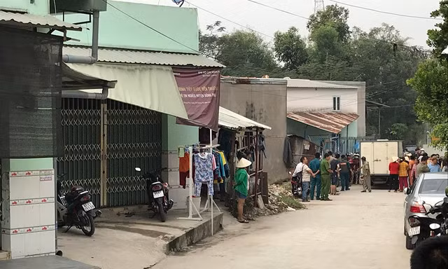 Công an đưa bị can Diễm trở lại phòng trọ để thực nghiệm hiện trường