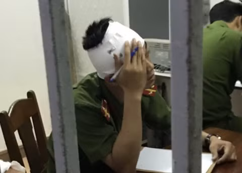 Một cảnh sát bị kẻ nghi ngáo đá tấn công ngay tại trụ sở