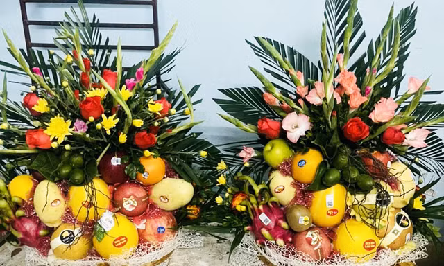 Khách không ngần ngại 'móc ví' chi gần 5 triệu cho mâm hoa quả cúng rằm tháng Giêng
