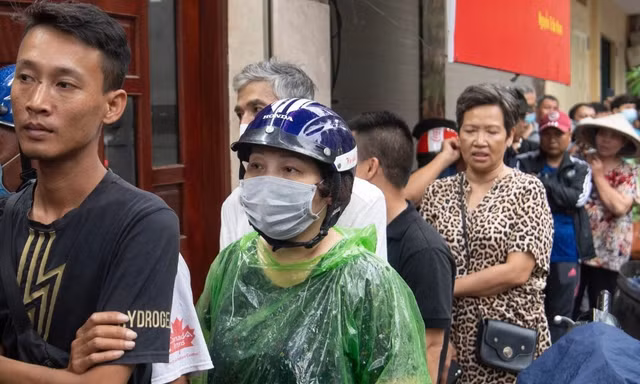 Đứng hàng giờ dưới mưa chờ mua bánh trung thu ở Hà Nội