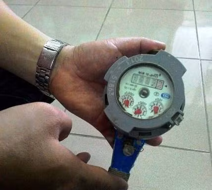 Gia đình ông Ứng đã quyết định không mang đồng hồ nước đi kiểm định lại.