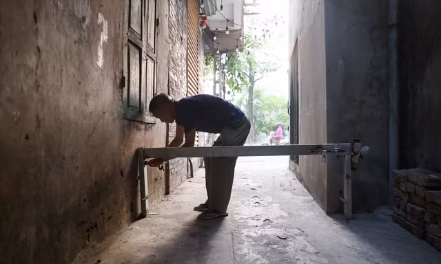 Hà Nội: Dân ngõ nhỏ tự làm barie chắn xe qua lại trong giờ cao điểm
