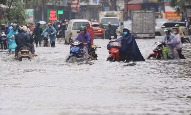 Nước sông Nhuệ tràn bờ, nhiều khu vực tại quận Hà Đông ngập sâu