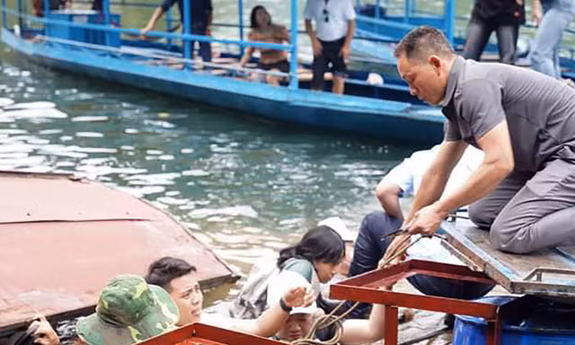 Sập cầu phao đền An Mã, khoảng 20 người rơi xuống hồ Ba Bể