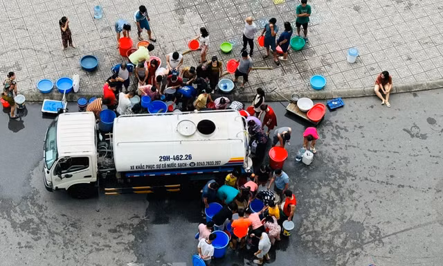 Bị cắt nước, dân chung cư Hà Nội 'nhịn' tắm, nấu ăn bằng nước đóng chai