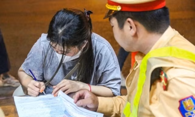 Uống 2 cốc bia mừng nghỉ lễ, người phụ nữ hoảng loạn khi thấy CSGT