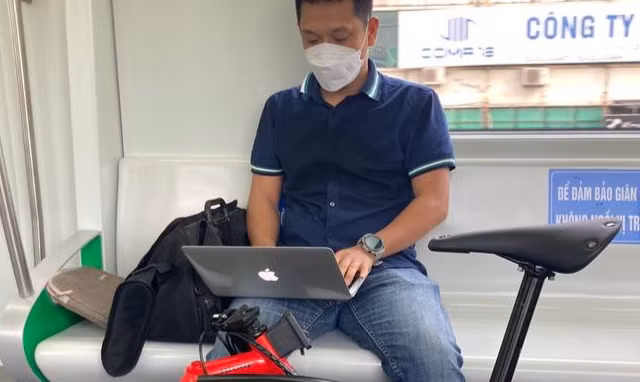 Giá xăng tăng, dân công sở ở Hà Nội đạp xe đi làm, thay ô tô bằng tàu điện