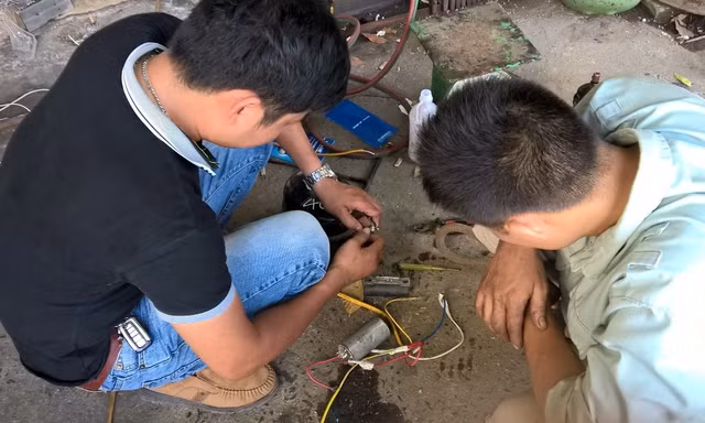 Lật tẩy chiêu 'móc túi' 1 ăn 10 của thợ sửa điều hòa ở Hà Nội