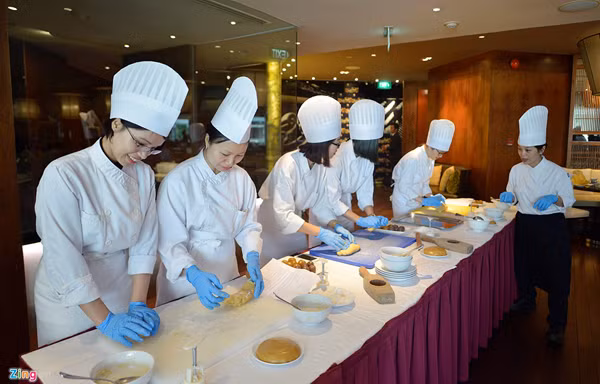 Sáng 20/7, các nhân viên bếp tại khách sạn Sofitel Plaza (Hà Nội) tiến hành làm bánh trung thu 2016. Ngoài ra, nơi đây còn có chương trình hướng dẫn khách hàng nhào nặn bột, làm nhân bánh