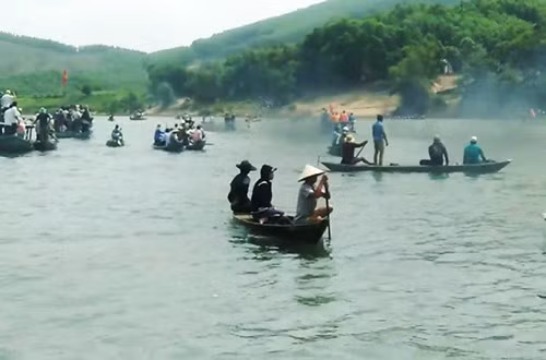 Người dân tìm kiếm thi thể cô gái trên sông Thu Bồn
