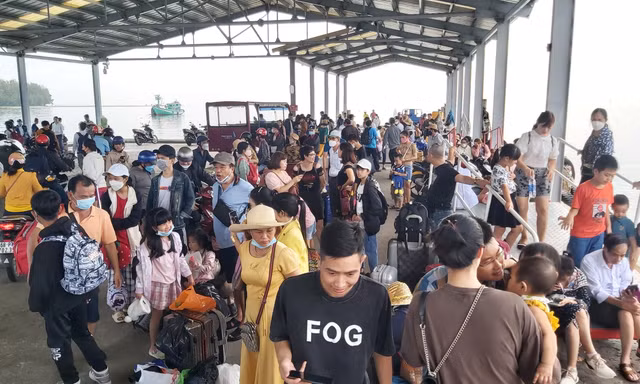 Tàu phà hoạt động trở lại, hành khách chen chân rời đảo Phú Quốc
