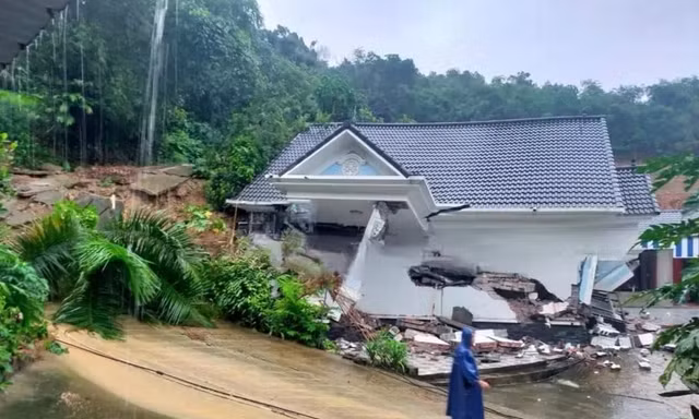 Hà Nội: Biệt thự hàng tỷ đồng đổ sập do mưa lớn kéo dài, 7 người hoảng loạn tháo chạy