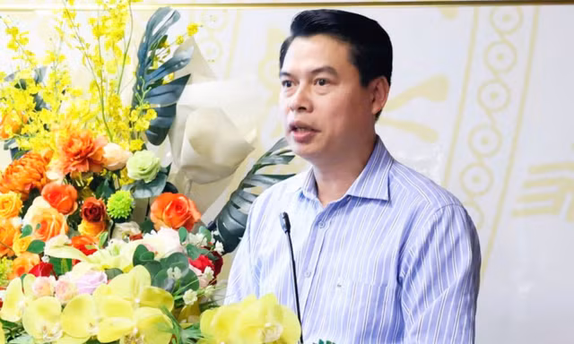 Ông Nghiêm Văn Hách (thứ 3 bên phải) nhận quyết định bổ nhiệm làm Bí thư Đảng ủy xã Tam Đa.