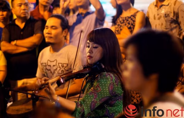 "Người đẹp Violin" khuấy đảo phố cổ Hà Nội