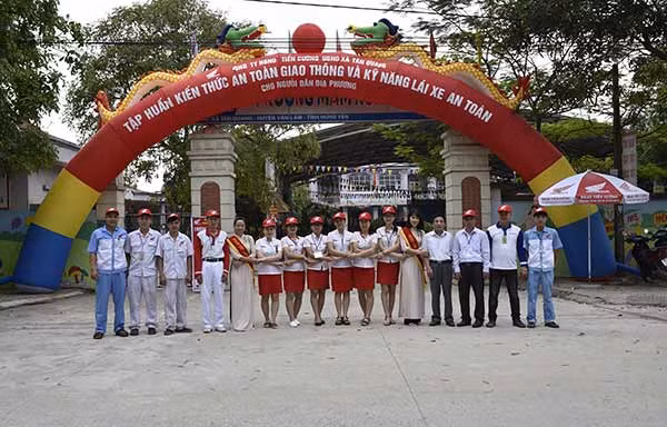 Giám đốc cùng nhân viên cửa hàng Head Tiến Cường chuẩn bị đón khách tới tham dự chương trình