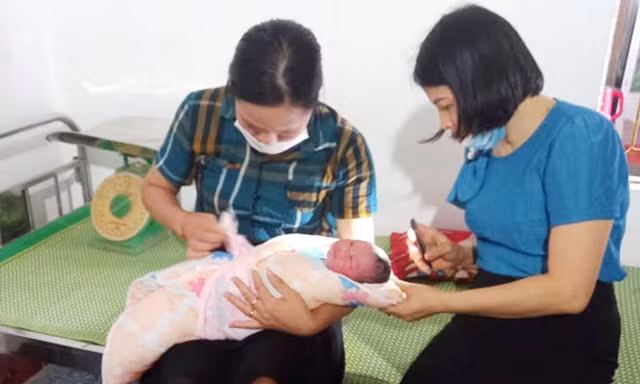 Cháu bé được tạm thời giao cho Trạm y tế xã chăm sóc
