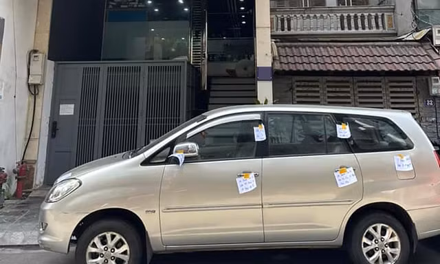 Ô tô đỗ chắn cửa vài ngày, chủ nhà ở Hà Nội tung chiêu 'dằn mặt'