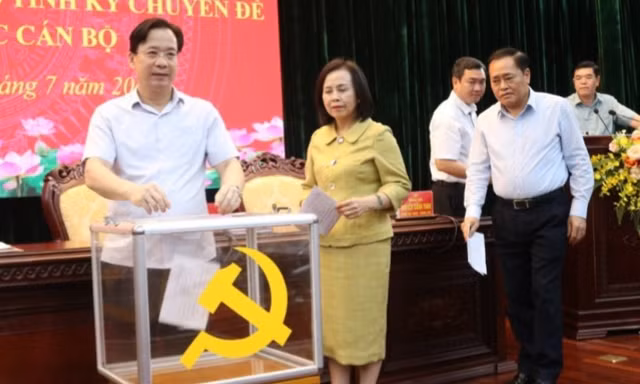 Bỏ phiếu giới thiệu nhân sự cấp ủy Lạng Sơn nhiệm kỳ XVIII. Ảnh: P.V