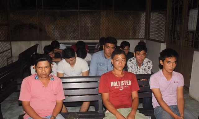 Ôm súng cảnh giới sòng bạc trên ngọn đồi vắng