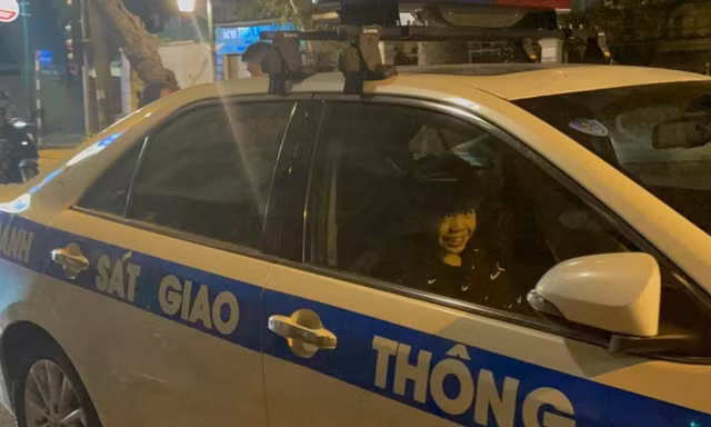 Tài xế chở học sinh đi tham quan Hà Nội 'dính' nồng độ cồn, CSGT dùng ô tô đặc chủng đưa khách về