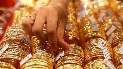 Lãi suất tăng, 'bom nợ' Evergrande giảm áp, khiến giới đầu tư vàng nghe ngóng 