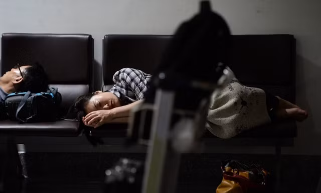 Muôn kiểu ngủ đêm ở sân bay hiện đại nhất Việt Nam